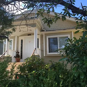 Cozy Bedrooms Guest House Vancouver